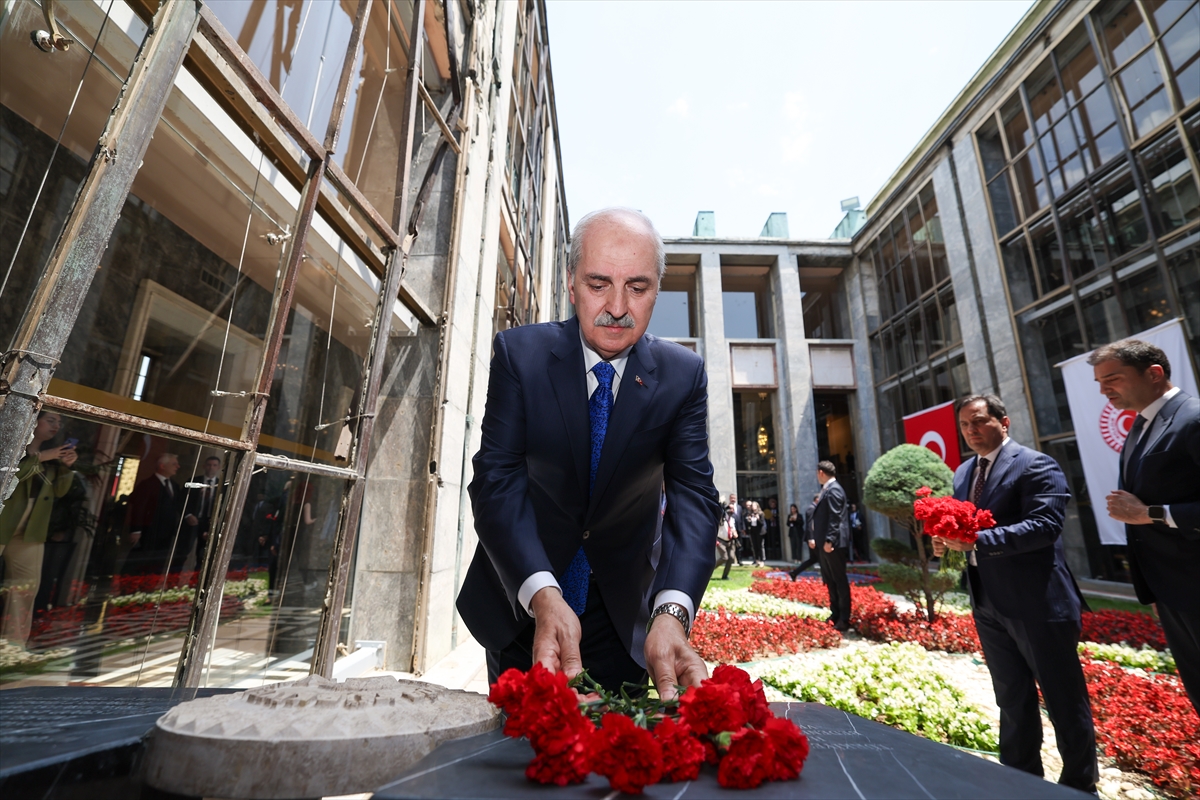 TBMM Başkanı Kurtulmuş, 15 Temmuz'da Meclis'te bombalanan alanlara karanfil bıraktı