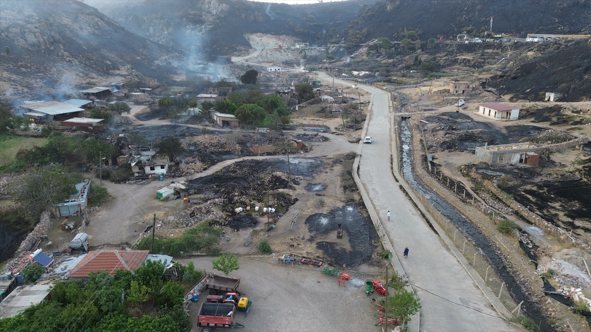 Çanakkale'nin Ayvacık ilçesinde çıkan orman yangınına havadan ve karadan müdahale ediliyor