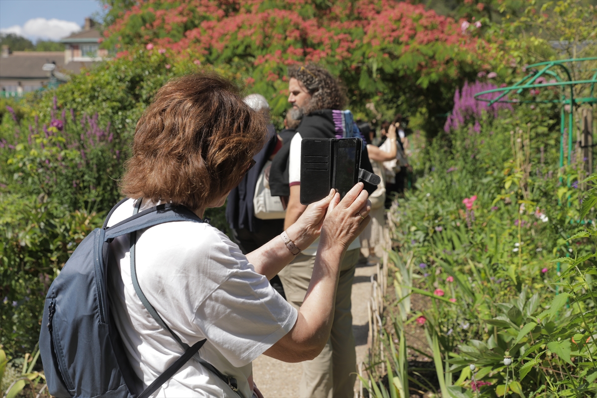 Fransız ressam Monet'nin "Nilüferler" serisinde ilham aldığı bahçesi ziyaretçi akınına uğruyor