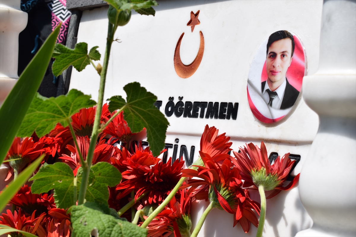 Şehit öğretmen Necmettin Yılmaz kabri başında anıldı