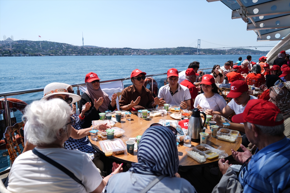 İstanbul'da şehit yakınları ve gaziler için gemi turu düzenlendi