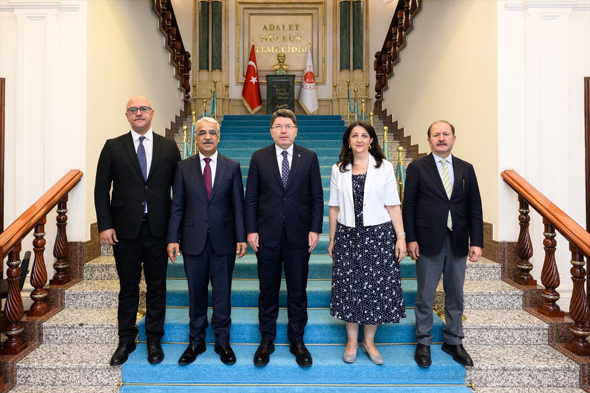 Adalet Bakanı Tunç, DEM Parti heyetini kabul etti