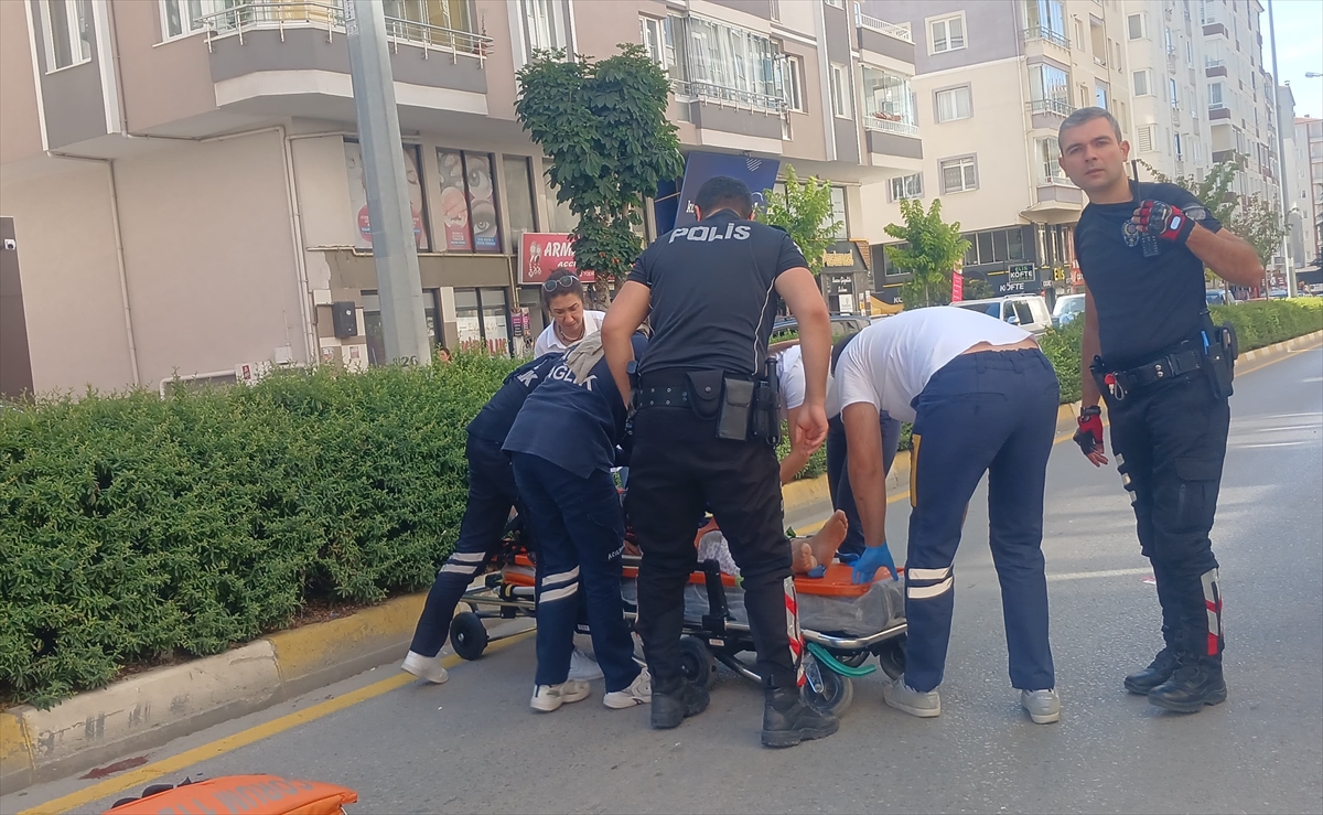 Çorum'da hafif ticari aracın çarptığı yaya yaralandı