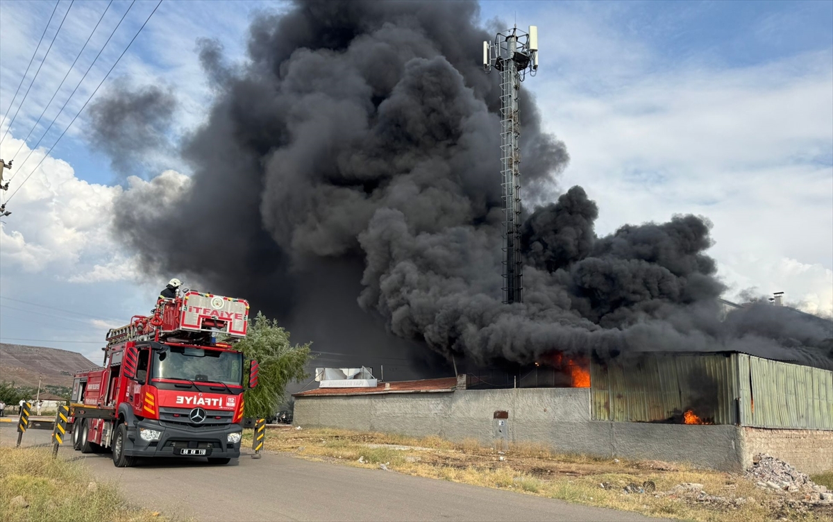 Aksaray'da yapı markette çıkan yangın söndürüldü