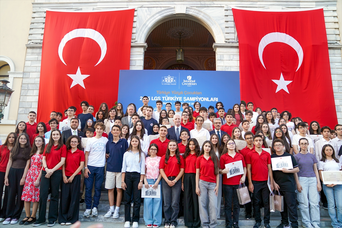 İstanbul Valisi Gül LGS sınavında tam puan alan 163 öğrenciyi ödüllendirdi: