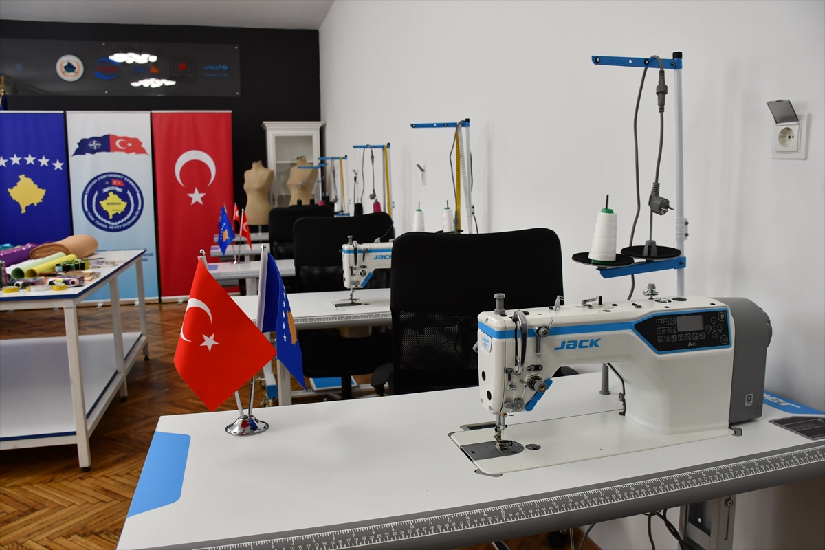 Mehmetçik Kosova'da kadınlara yönelik dikiş atölyesi kurdu