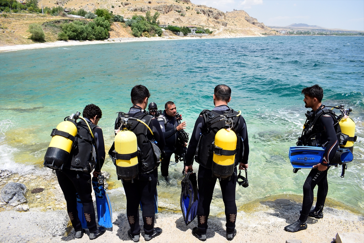 Dalış tutkunları Van Gölü'nün mavi sularında eğitim görüyor