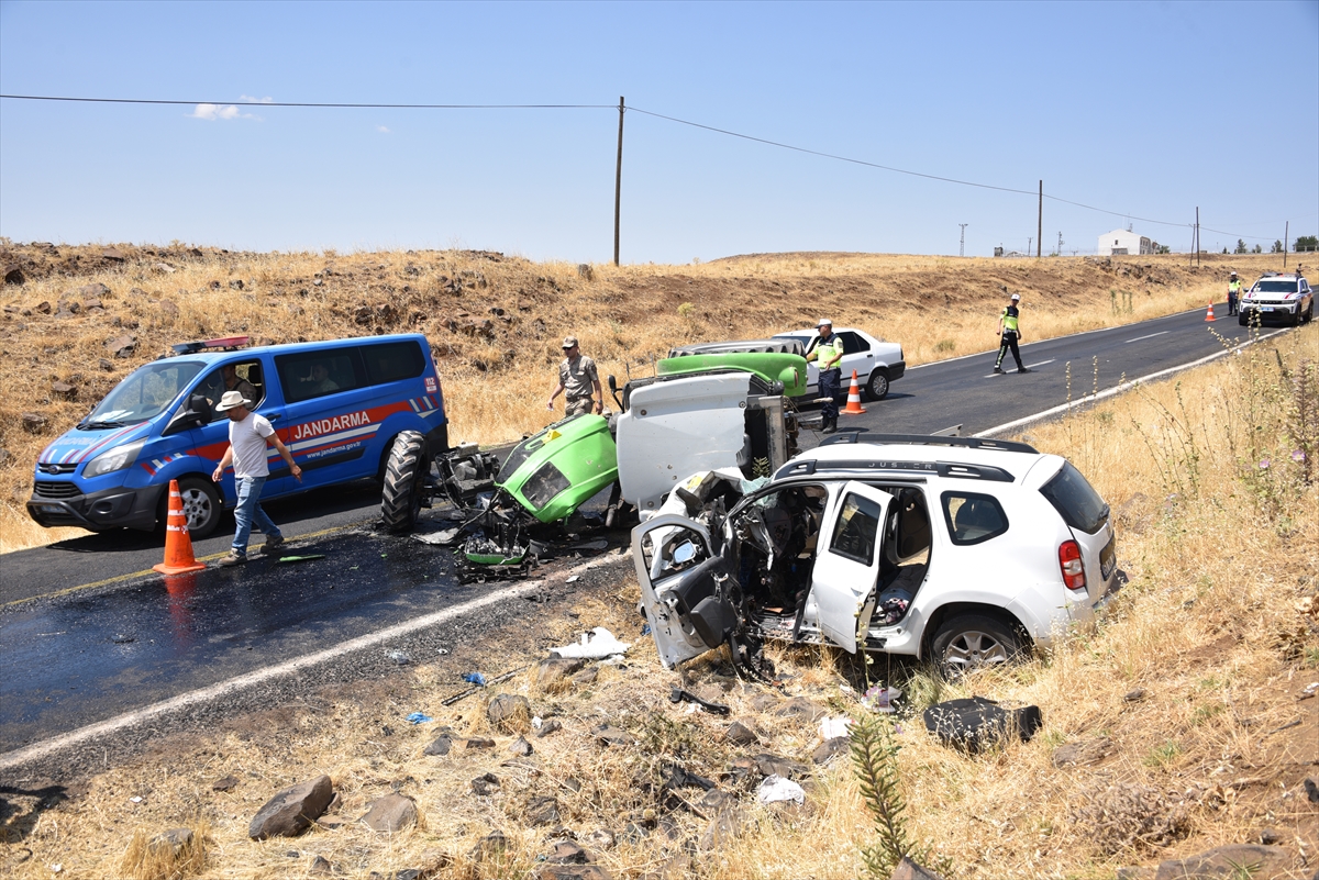 Şanlıurfa'da otomobille traktörün çarpıştığı kazada 1 kişi öldü, 2 kişi yaralandı