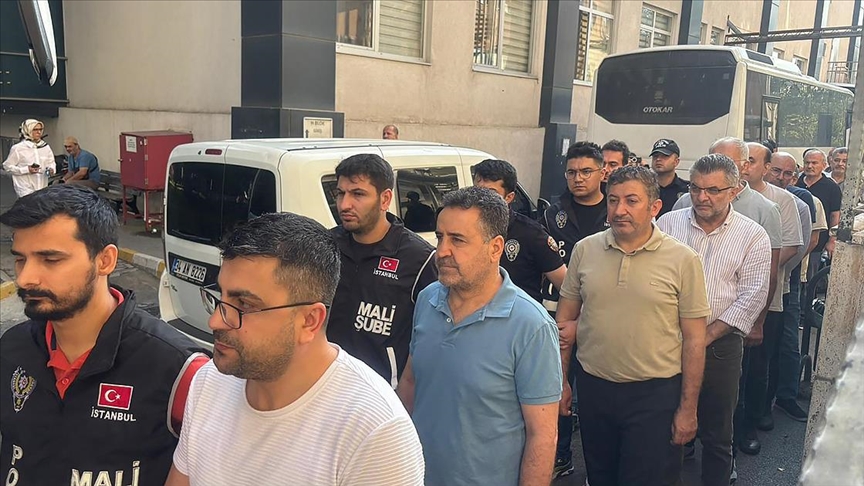 İstanbul merkezli FETÖ operasyonunda yakalanan 51 zanlı adliyede