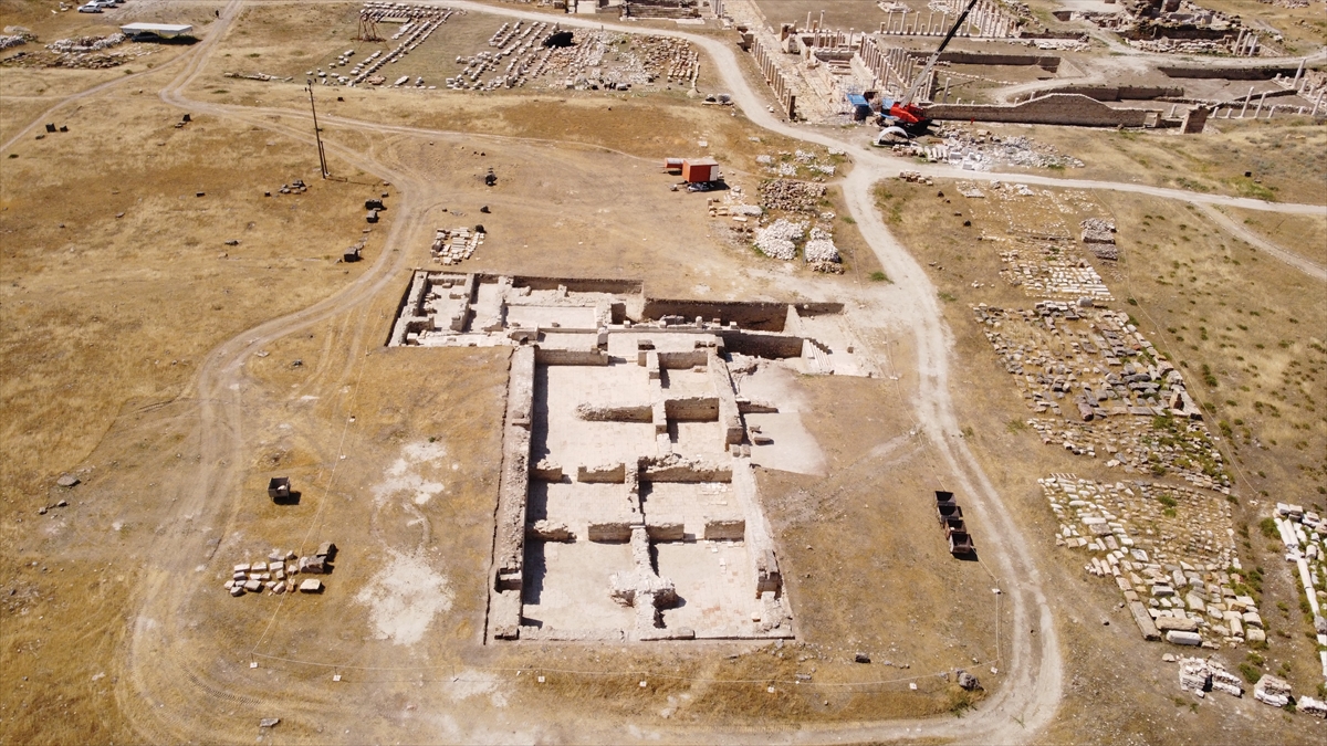 Tripolis'in seçkinlerini antik kentin balık havuzlu villasında ağırlamışlar