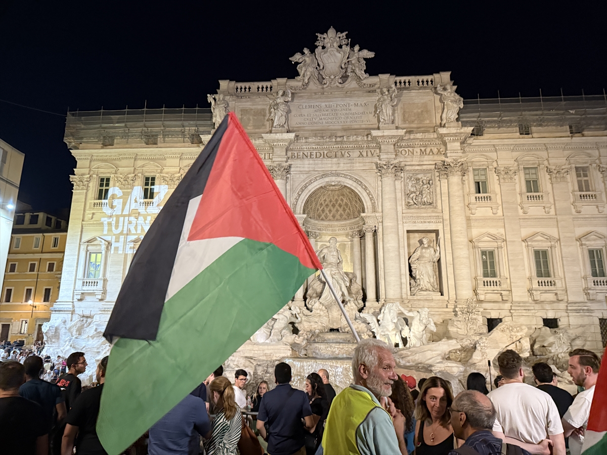 Roma'da tarihi Trevi Çeşmesi'nin ışıkları Gazze için söndürüldü