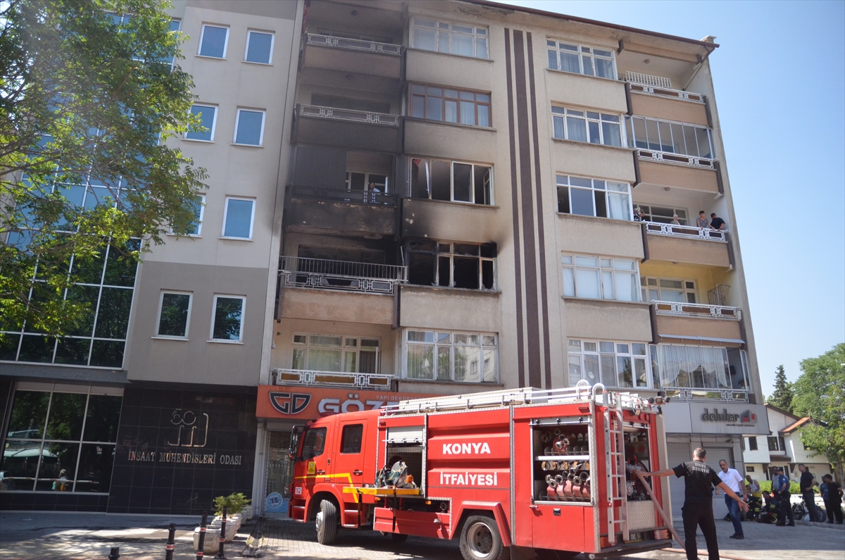 Konya'da apartman dairesinde çıkan yangında 5 kişi dumandan etkilendi