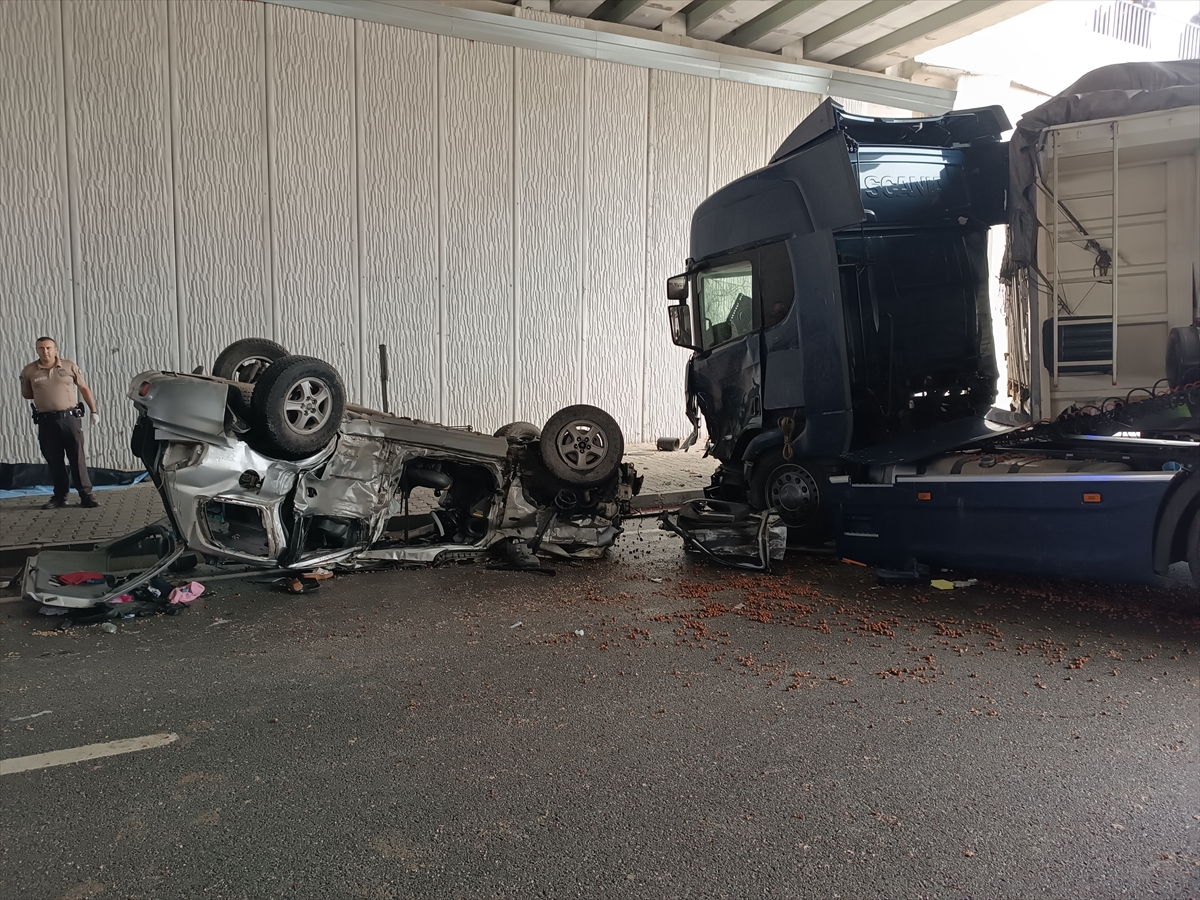 Kastamonu'da tır ile otomobilin çarpıştığı kazada 3 kişi öldü, 5 kişi yaralandı