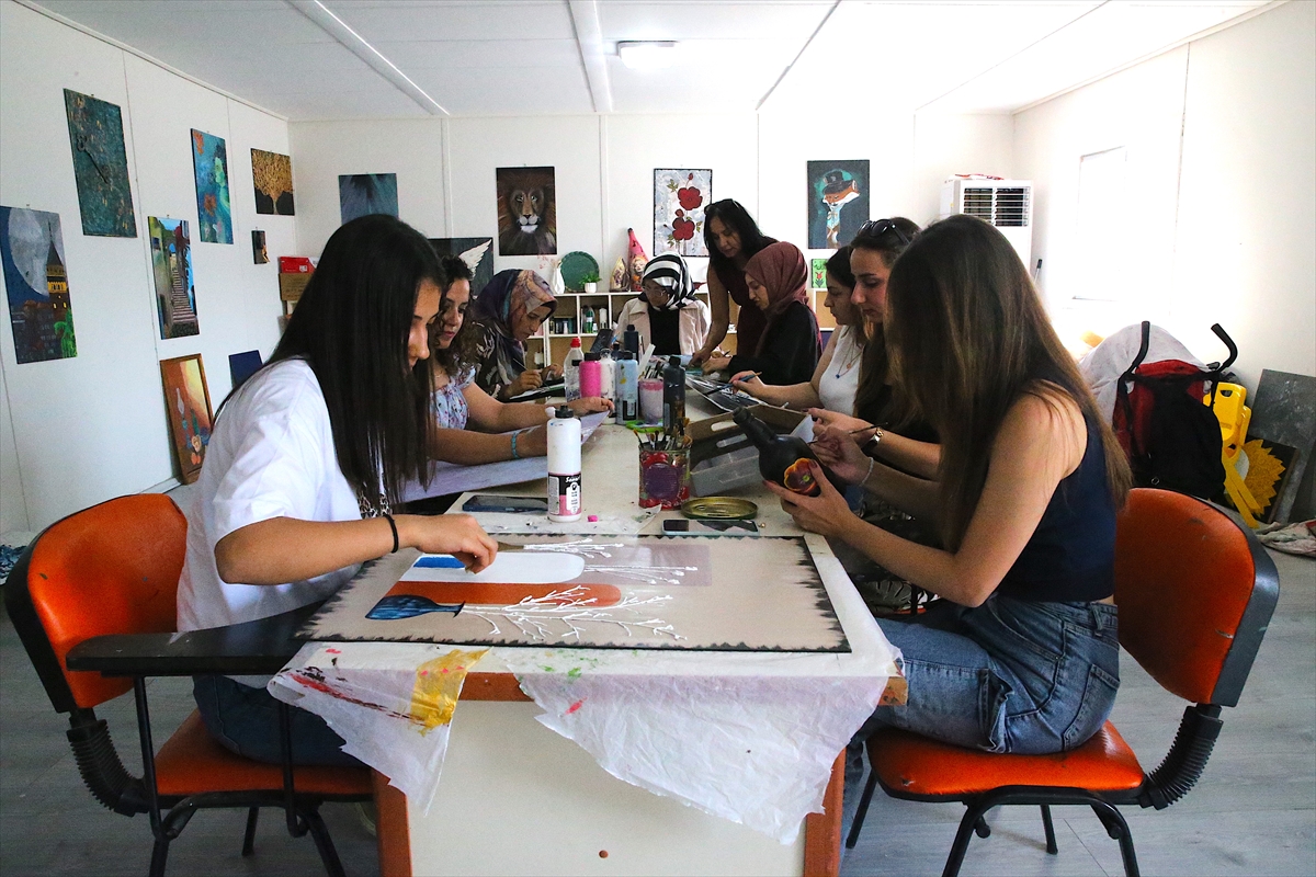 Depremzede kadınlar konteyner kente kurulan atölyede el sanatlarıyla tanışıyor