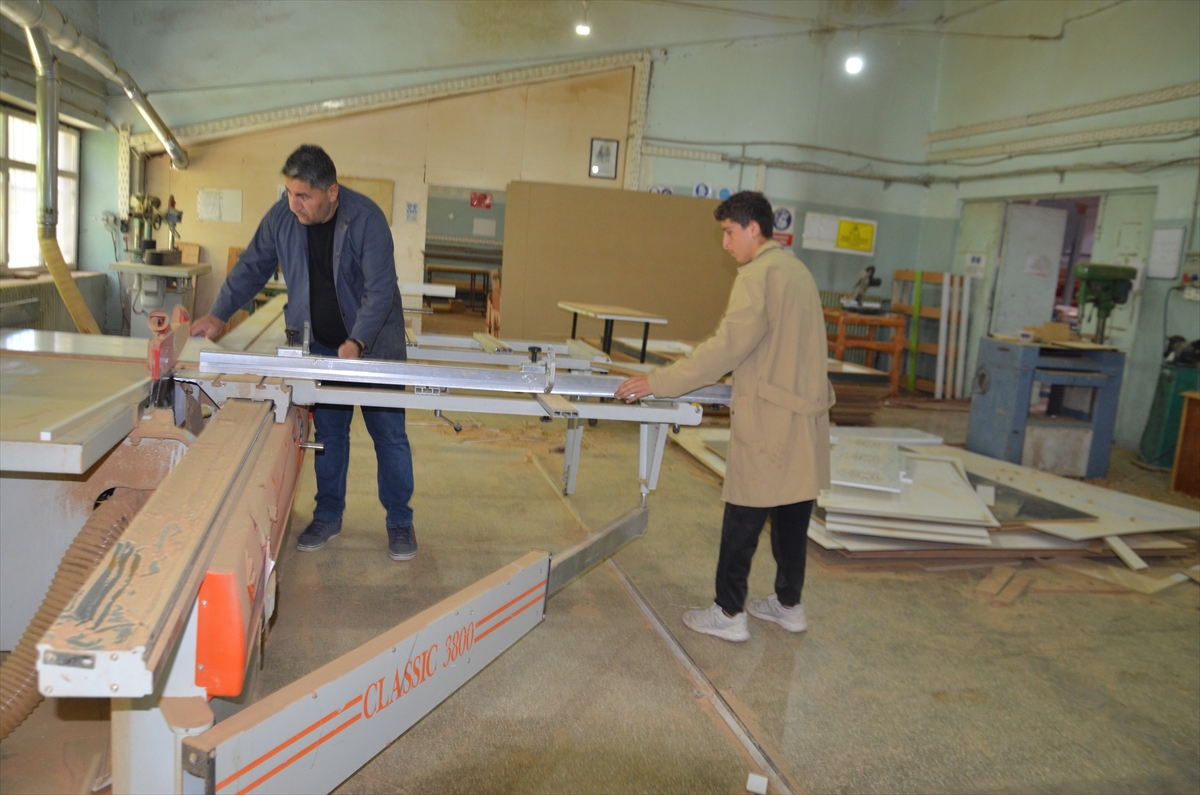 Muş'ta kamu kurumları ve okulların mobilyalarını öğrenciler üretiyor