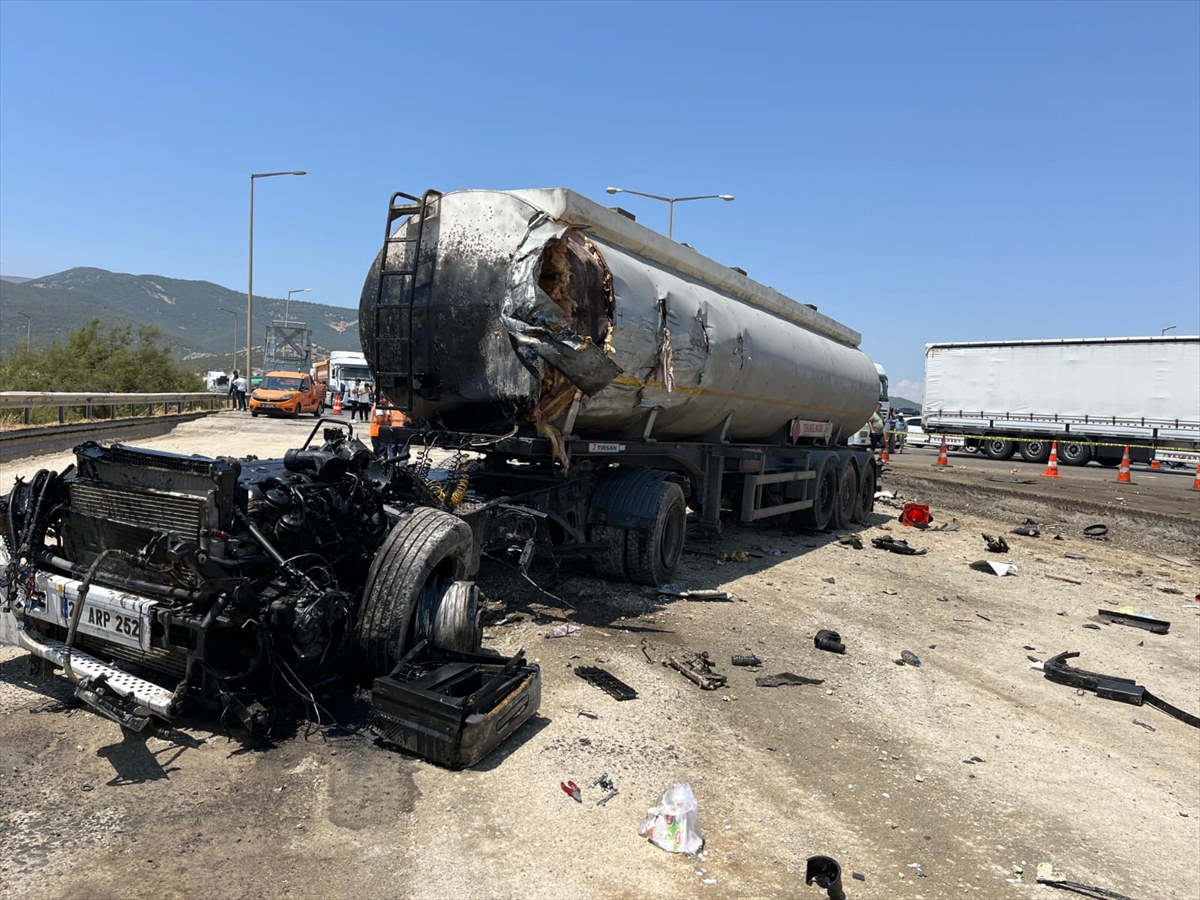 Gaziantep'te tırla tankerin çarpışması sonucu 2 kişi öldü