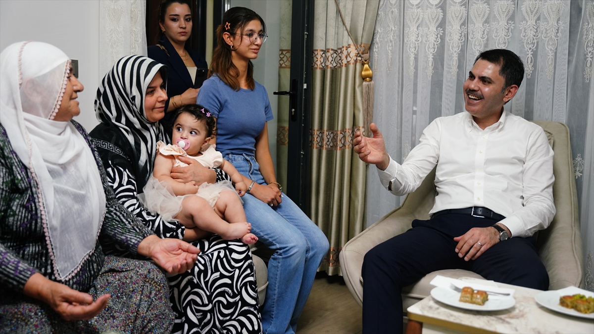 Bakan Kurum, Malatya'da yeni evlerine kavuşan depremzede aileye misafir oldu
