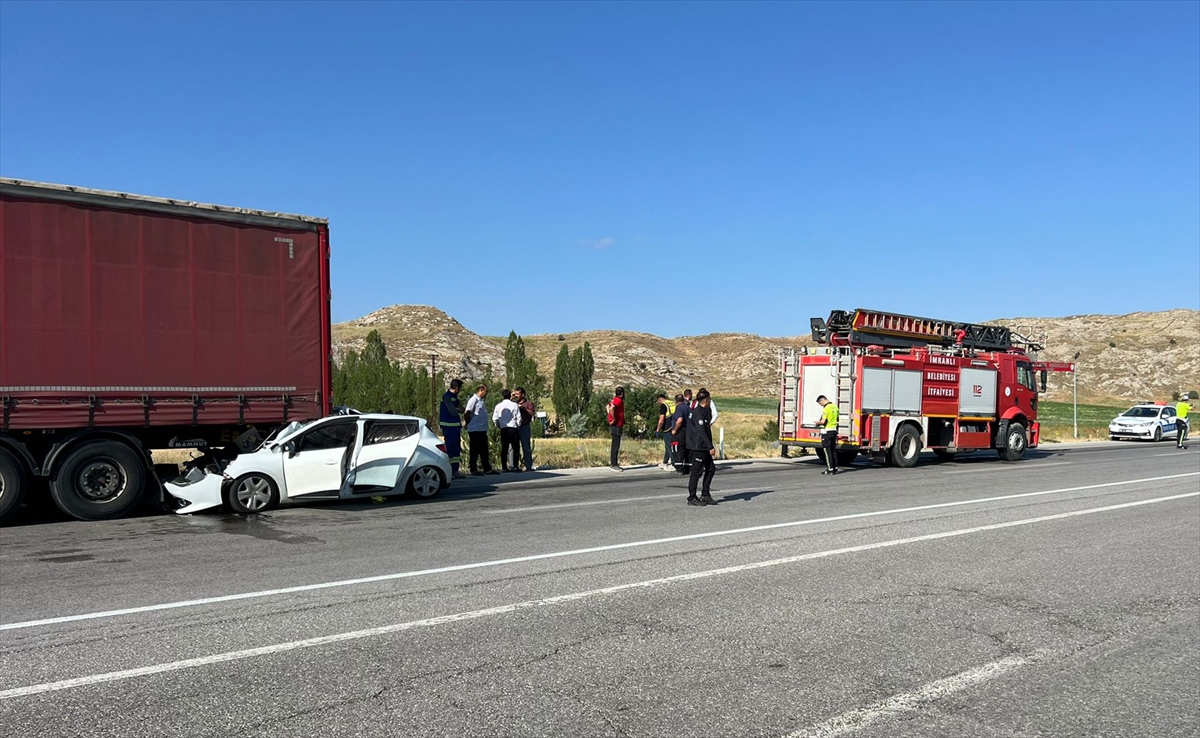 Sivas'ta otomobilin tıra çarptığı kazada 1 çocuk öldü, 5 kişi yaralandı
