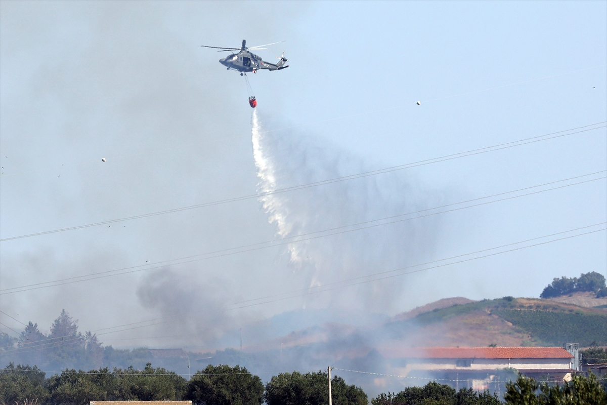 İtalya'nın Sicilya Adası'ndaki orman yangını yerleşim yerlerini tehdit ediyor