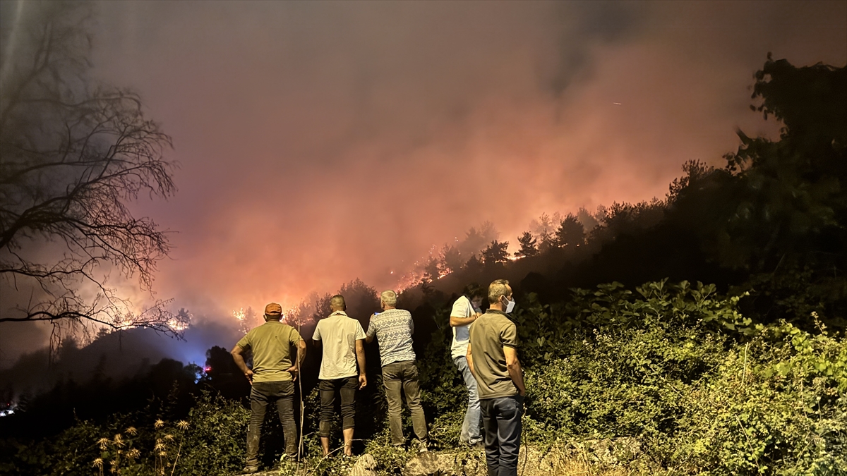 Sakarya'da çıkan orman yangını nedeniyle iki mahalle tahliye edildi