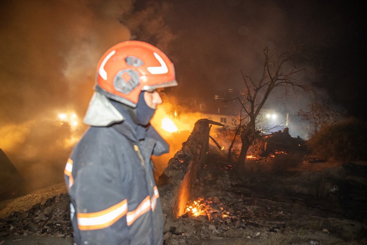 Sakarya'da ormanlık alanda çıkan yangına müdahale ediliyor