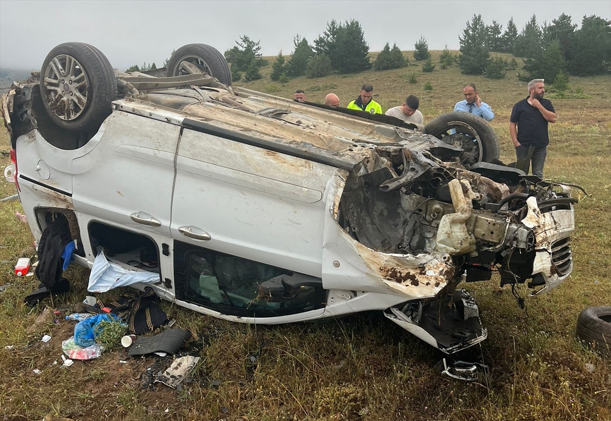 Erzincan’da yoldan çıkıp takla atan hafif ticari araçtaki 6 kişi yaralandı