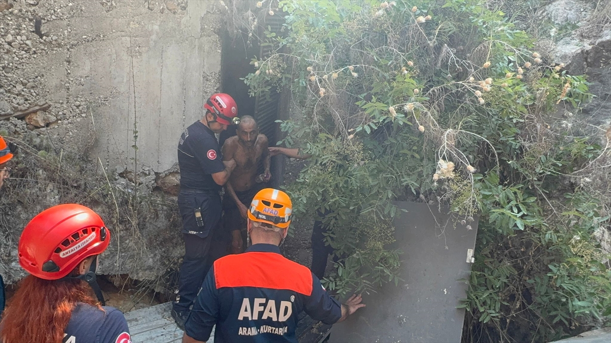 Antalya'da falezlerden düşen kişi kurtarıldı