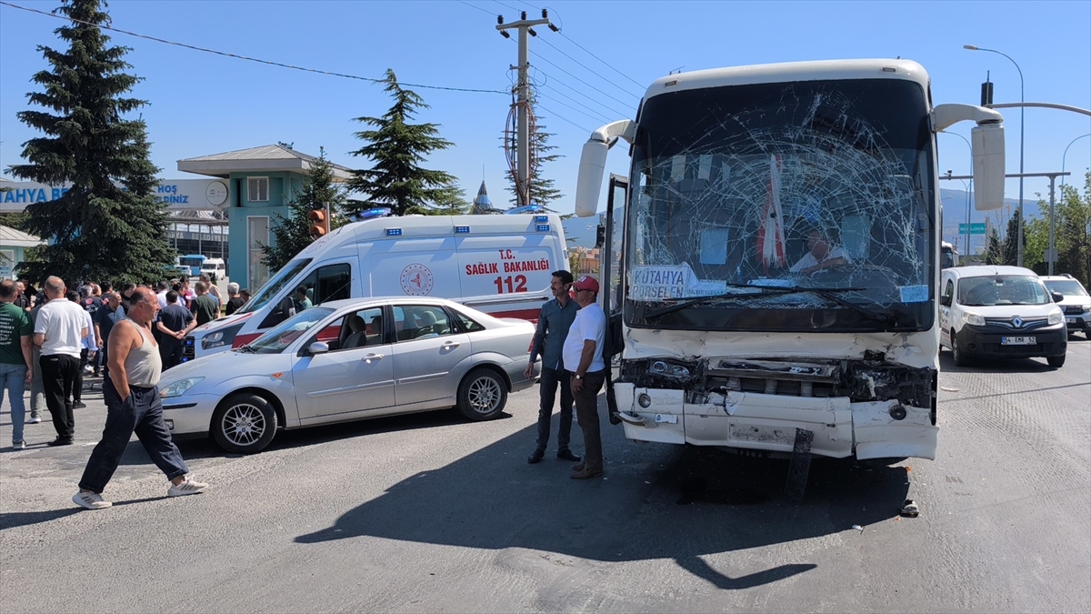 Kütahya'da servis otobüsünün tankerle çarpıştığı kazada 35 kişi yaralandı