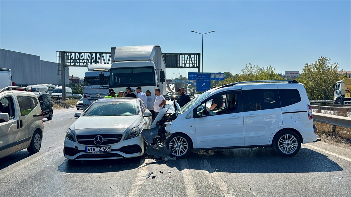 D-100 kara yolunun Kocaeli kesimindeki zincirleme kazada 2 kişi yaralandı