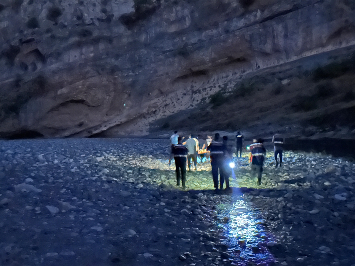 Kahta’da serinlemek için çaya giren genç boğuldu