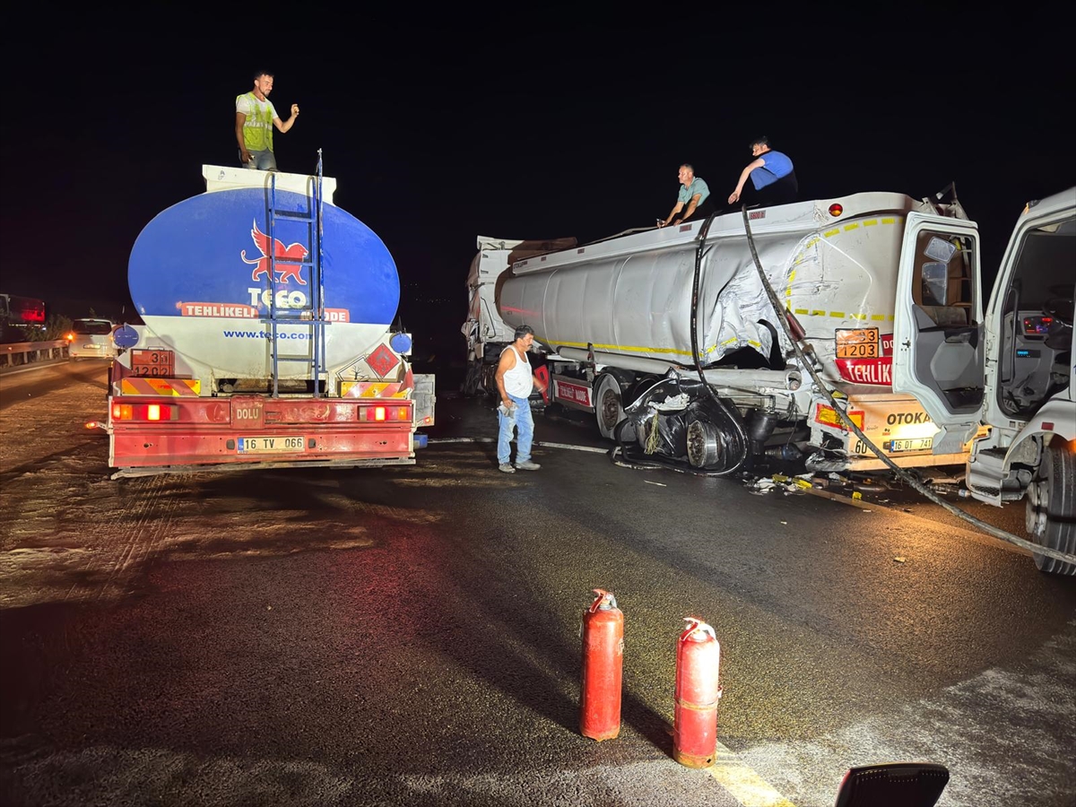 İstanbul-İzmir Otoyolu'nda akaryakıt tankerine çarpan tırın sürücüsü yaralandı