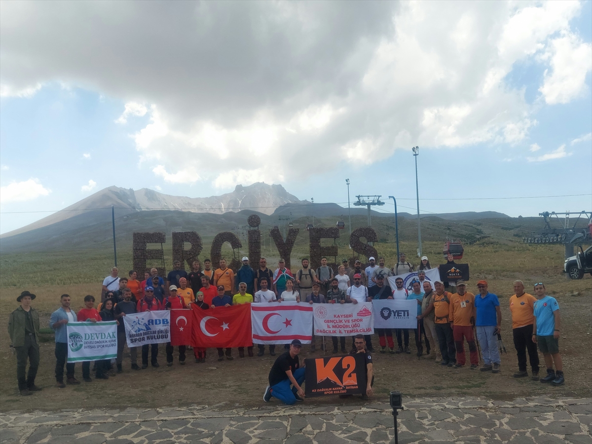 Dağcılar Kıbrıs şehitlerini anmak için Erciyes'in zirvesine tırmandı