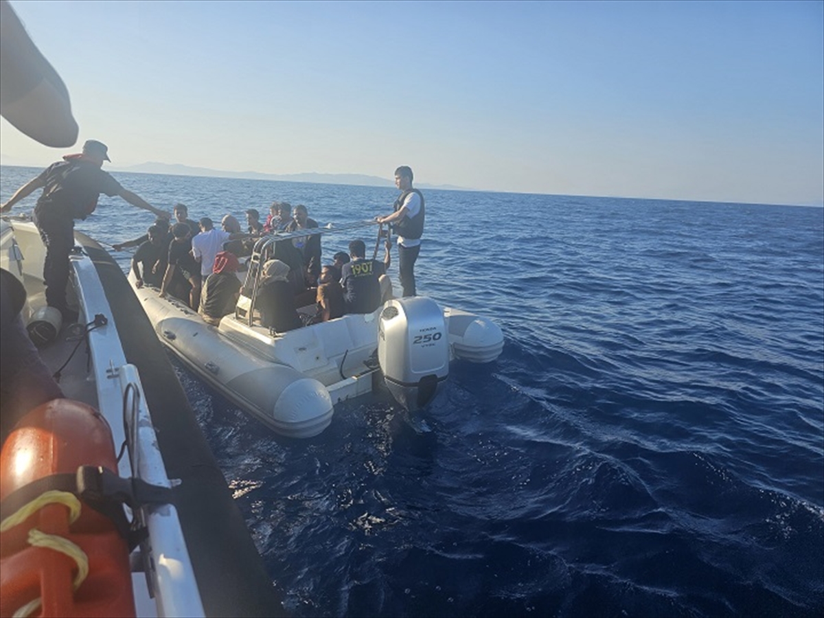 İzmir açıklarında 33 düzensiz göçmen kurtarıldı, 31 düzensiz göçmen yakalandı