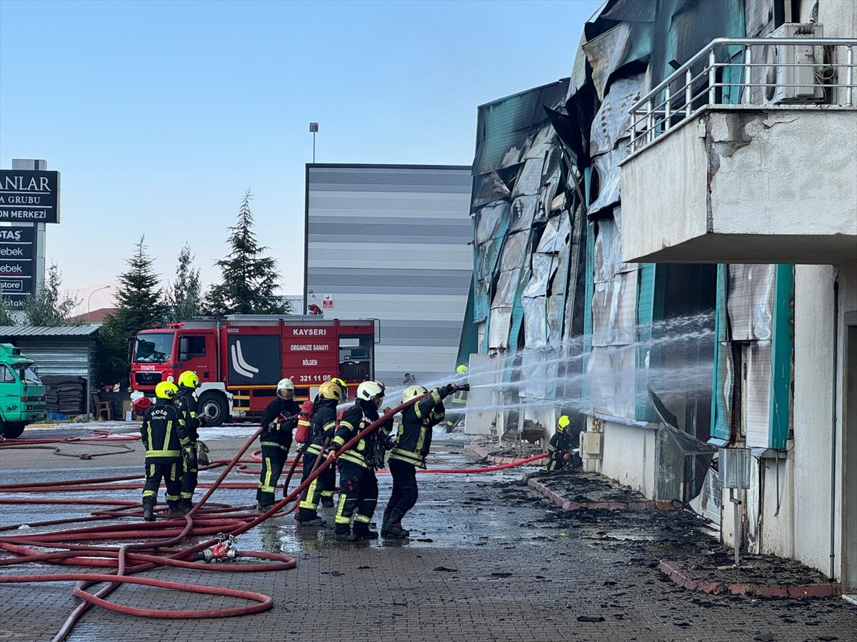 Kayseri'de mobilya fabrikasında çıkan yangına müdahale ediliyor