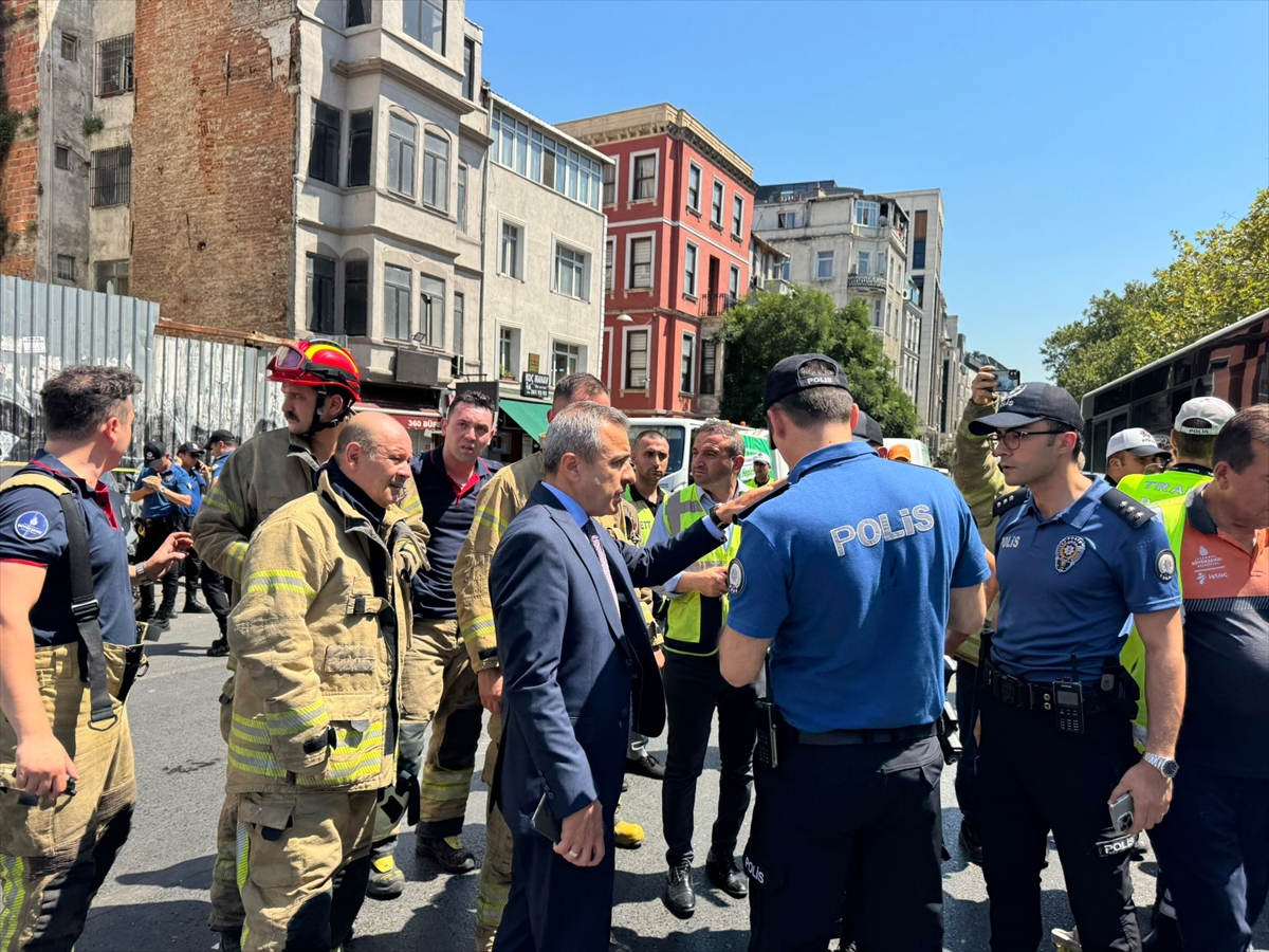 Beyoğlu'nda 10 aracın karıştığı zincirleme trafik kazasında 5 kişi yaralandı