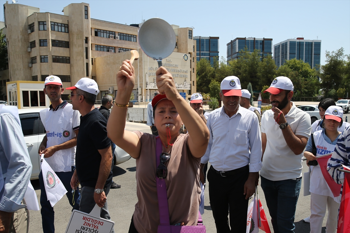 Diyarbakır'da bazı belediyelerde işten çıkarılan işçilerin eylemi sürüyor