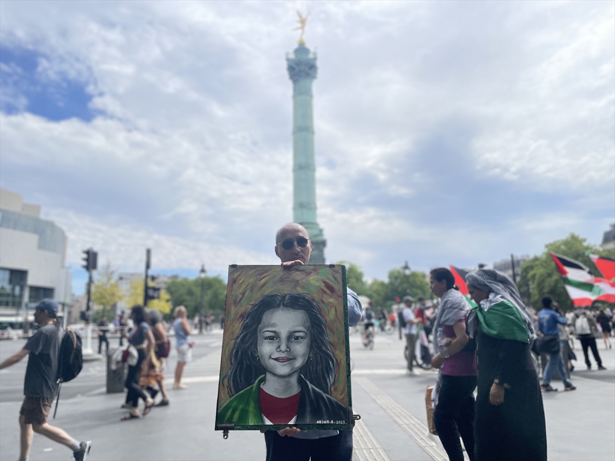 Cezayirli ressam, İsrail'in öldürdüğü Gazzelileri görünür kılmak için yüzlerini resmediyor