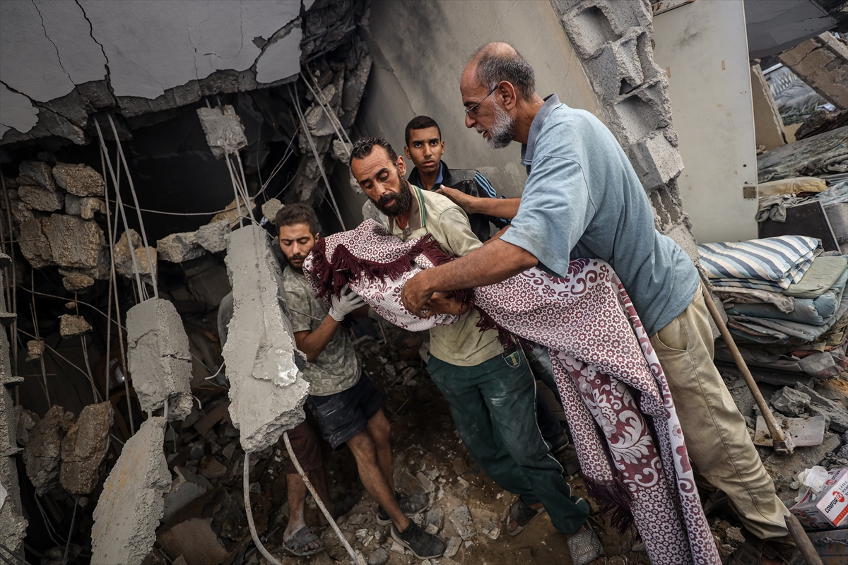 İsrail'in abluka altındaki Gazze'de bir eve düzenlediği saldırıda 8 sivil hayatını kaybetti