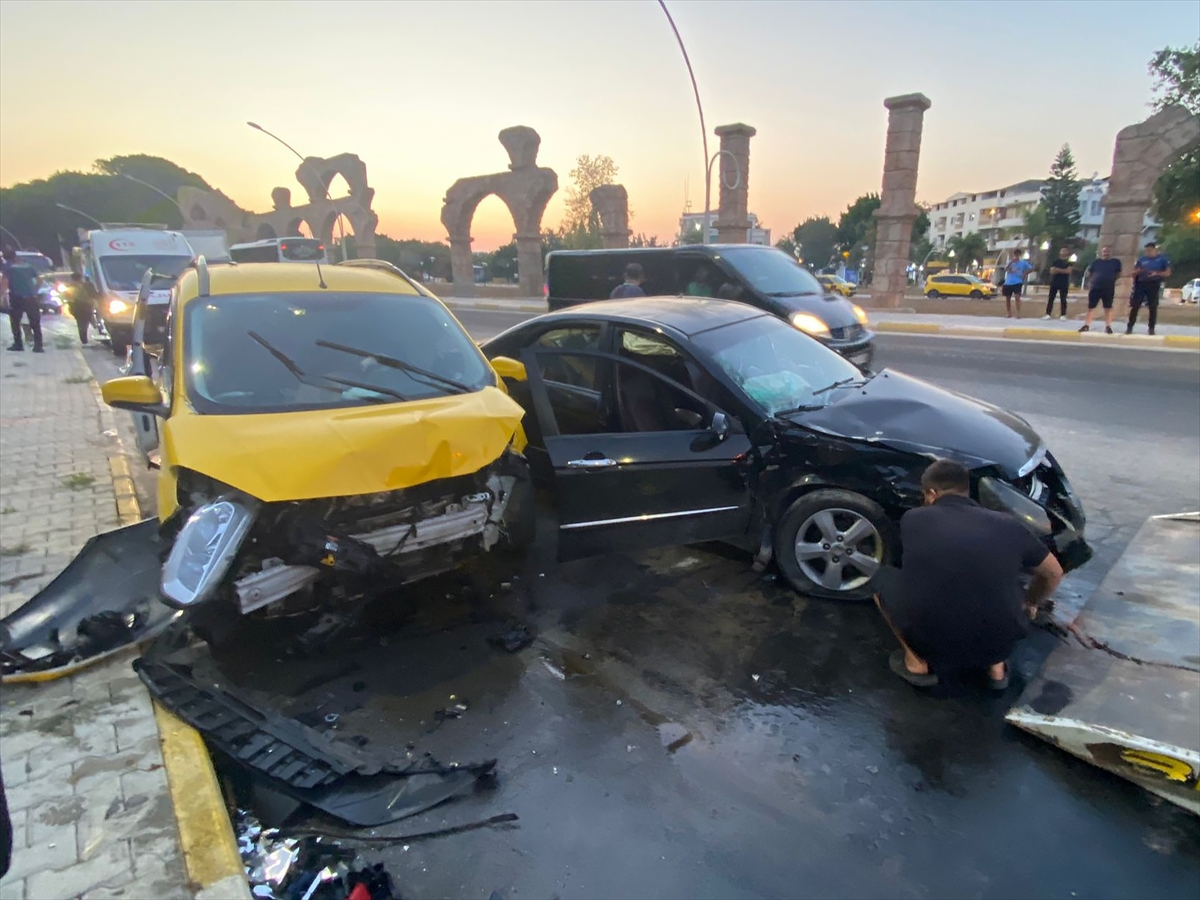 Antalya'da 2 aracın çarpıştığı kazada 5'i turist, 7 kişi yaralandı