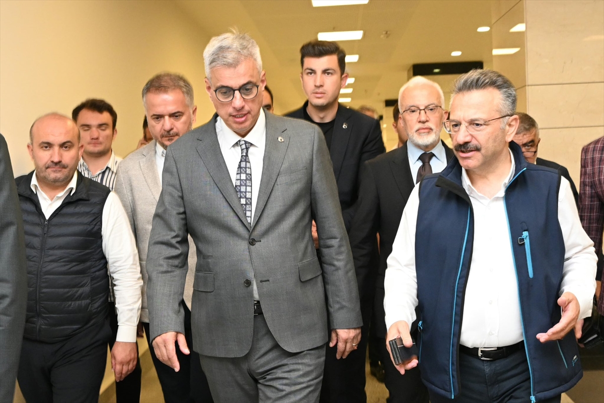 Bakan Memişoğlu, Eskişehir'deki orman yangınında yaralanan orman işçisini hastanede ziyaret etti