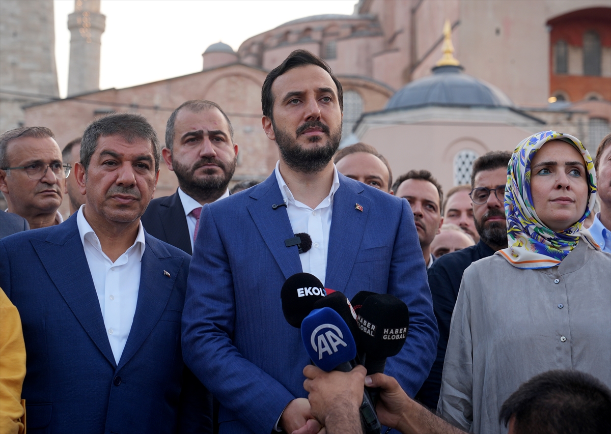 Ayasofya-i Kebir Cami-i Şerifi'nin ibadete açılışının yıl dönümünde sabah namazı programı düzenlendi