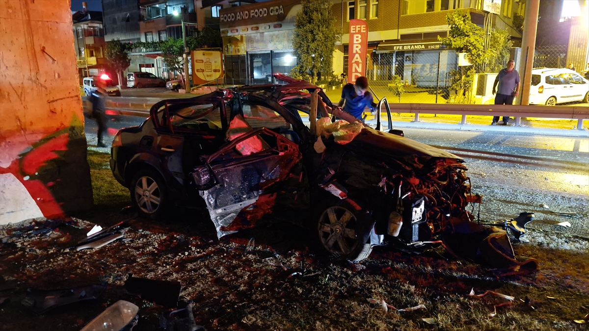 Kocaeli'de köprü ayağına çarpan otomobildeki 2 kişi ağır yaralandı