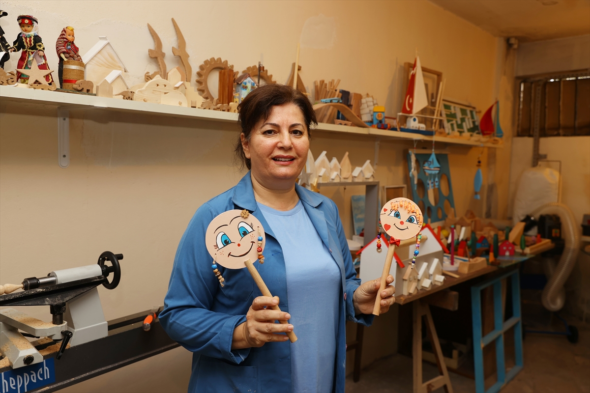 Emekli öğretmenin ahşap sevgisi çocuklara oyuncak oluyor