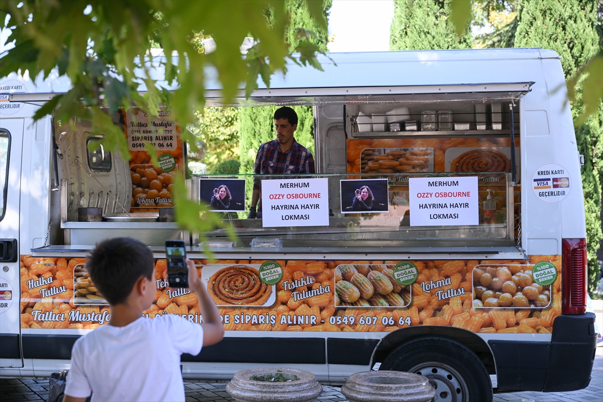 Ünlü şarkıcı ve söz yazarı Ozzy Osbourne için Ankara'da lokma dağıtıldı
