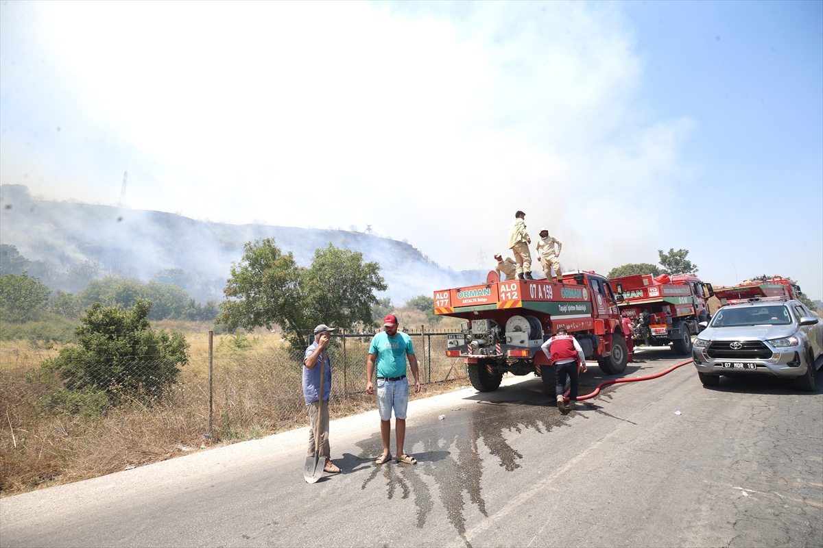 Antalya'da ormanlık alanlarda çıkan yangınlara müdahale ediliyor