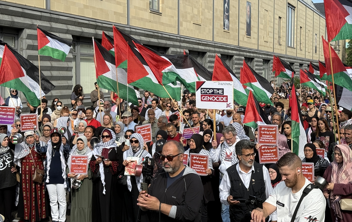 Berlin'de Filistin destekçileri Gazze'de yaşanan açlık krizine dikkati çekti