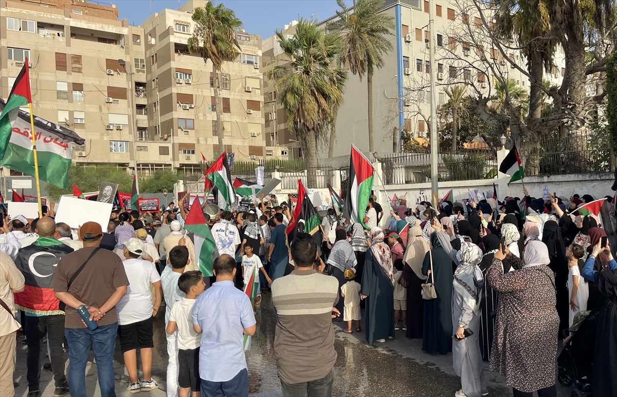 Libyalılar, yardımların Refah'tan Gazze'ye girmesi talebiyle Mısır Büyükelçiliği önünde gösteri düzenledi
