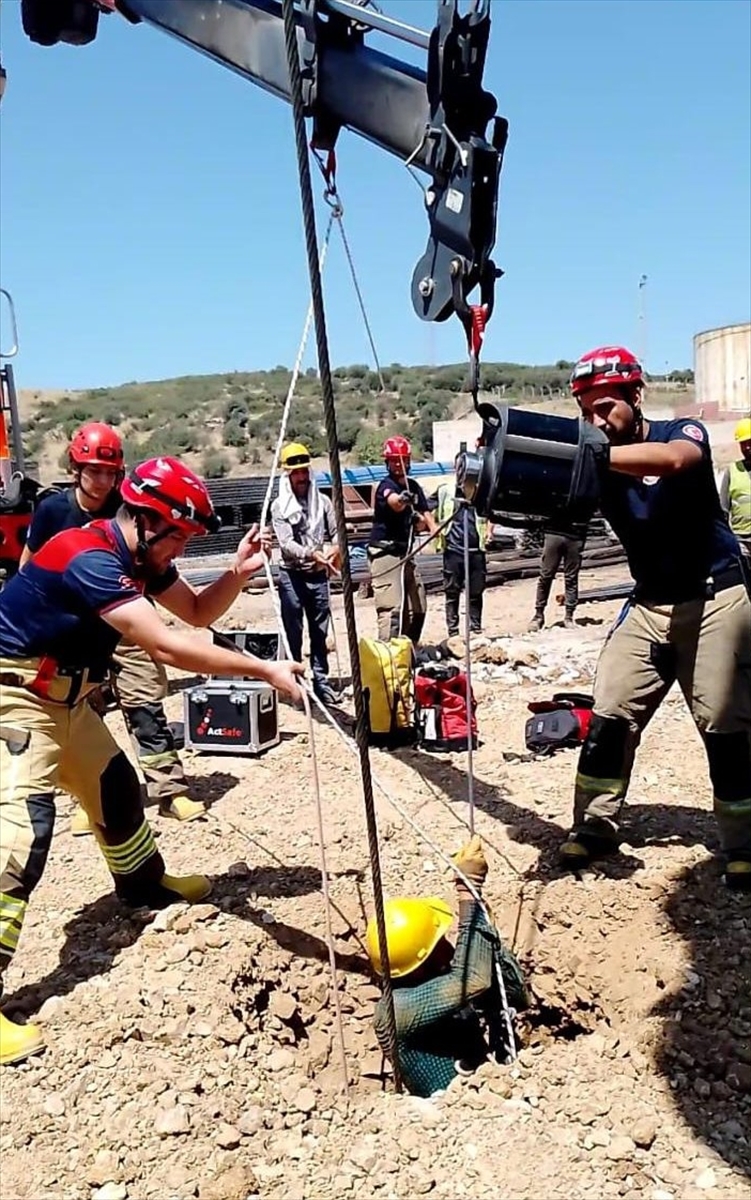 Aliağa’da kuyuya düşen kişiyi itfaiye ekipleri kurtardı