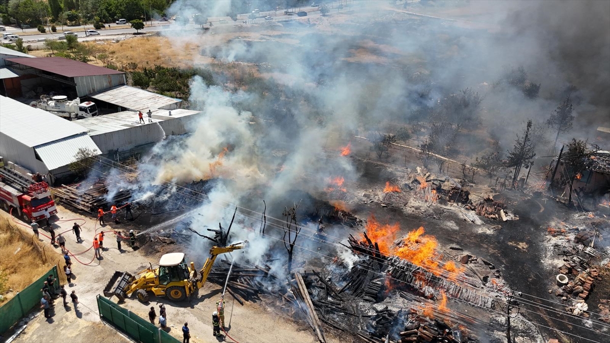 Amasya'da kereste deposunda çıkan yangına müdahale ediliyor