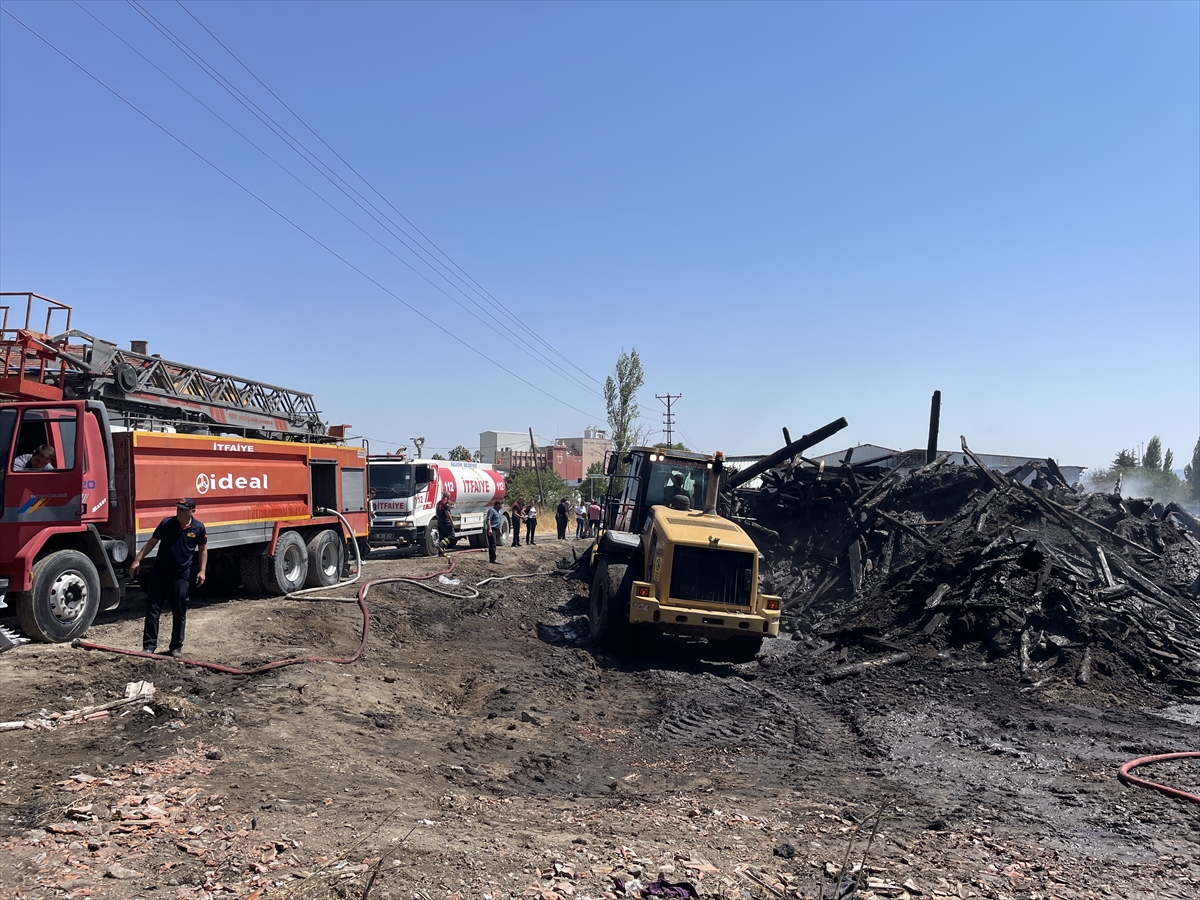 Amasya'da kereste deposunda çıkan yangın söndürüldü
